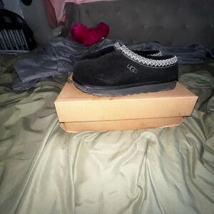 black tasman uggs size 9 in women worn with box